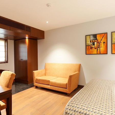 The Manor - New Delhi Hotel Exterior photo